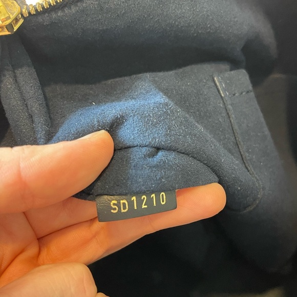 Like new Louis Vuitton Tote Bag V MM Marine Rouge emrpiente - Picture 14 of 16